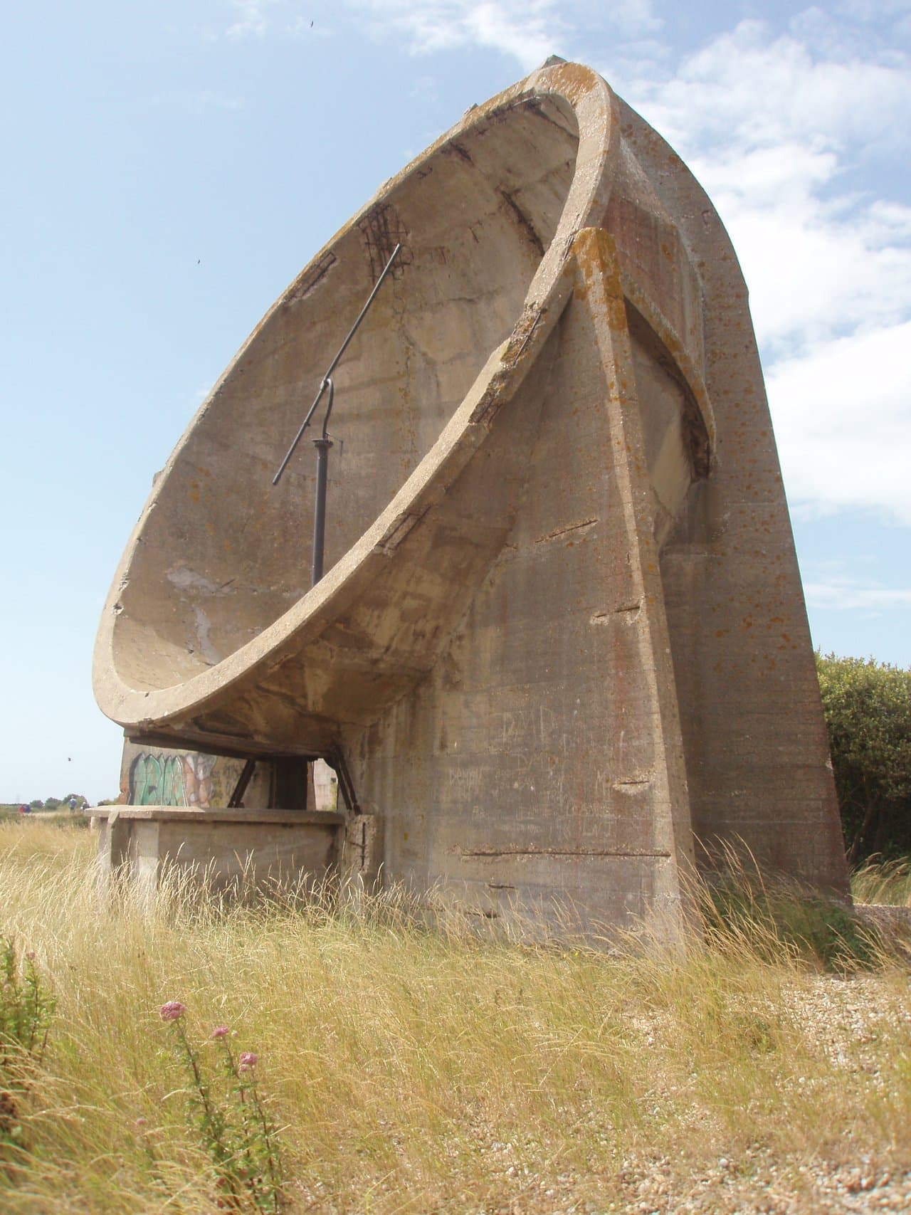 Okrągła betonowa czasza acoustic mirror w Denge, widok z boku