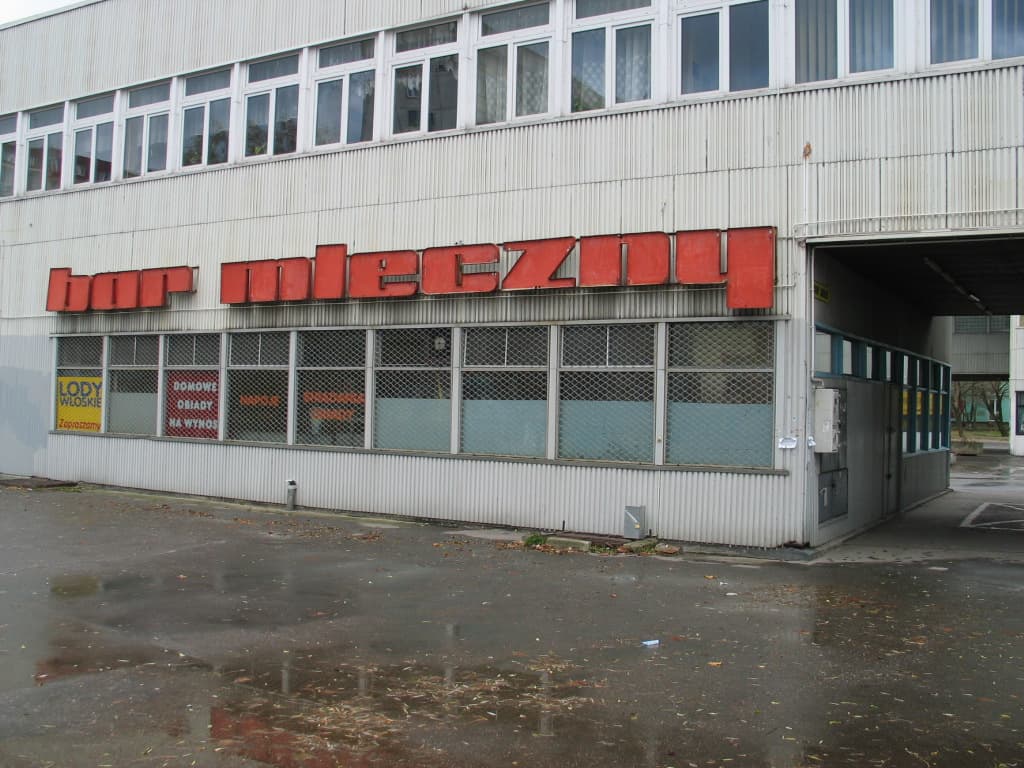 Fasada baru mlecznego w Łodzi, neon i okna od strony ulicy
