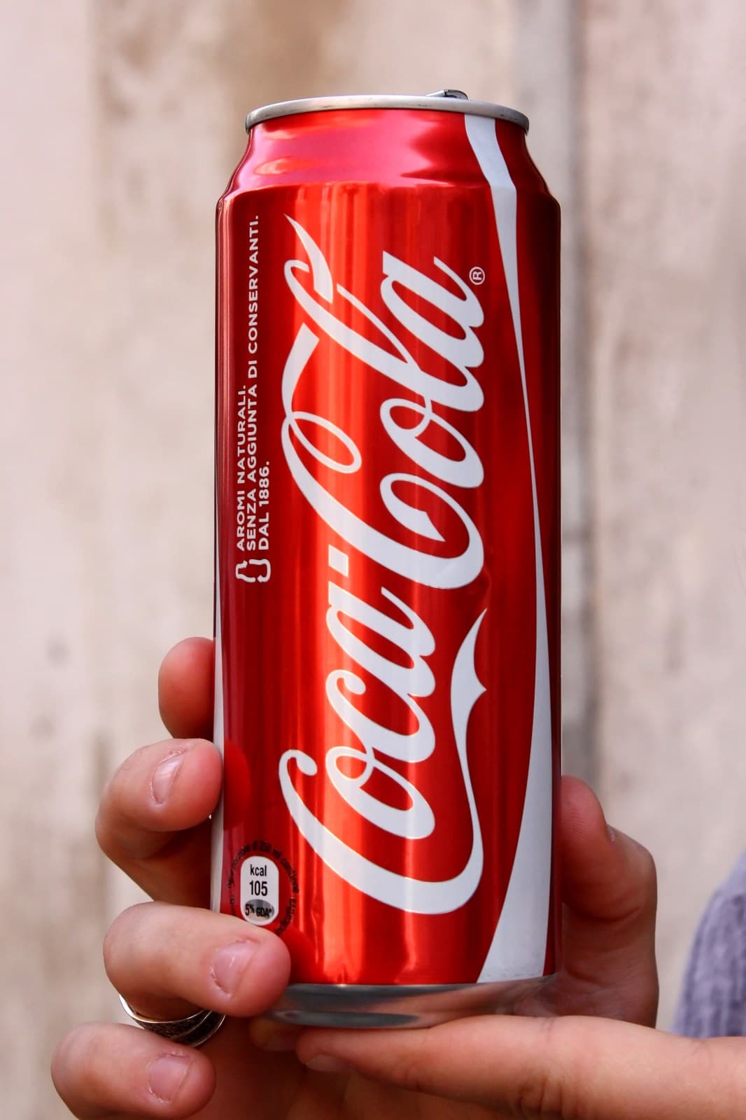 Włoska aluminiowa puszka Coca-Coli 0,5 l na białym tle