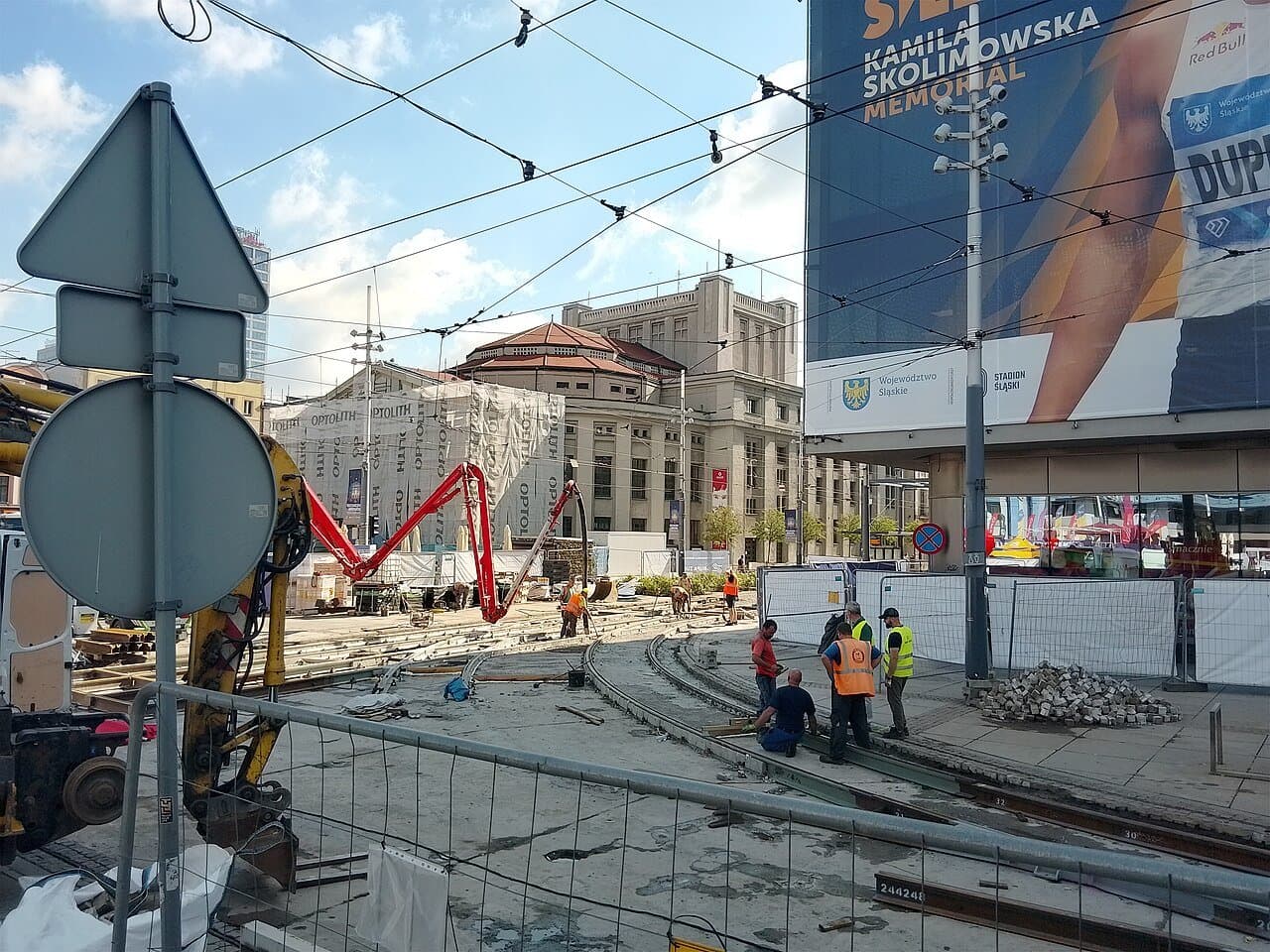 Wylewanie świeżego betonu z rękawa pompy na placu budowy w Katowicach
