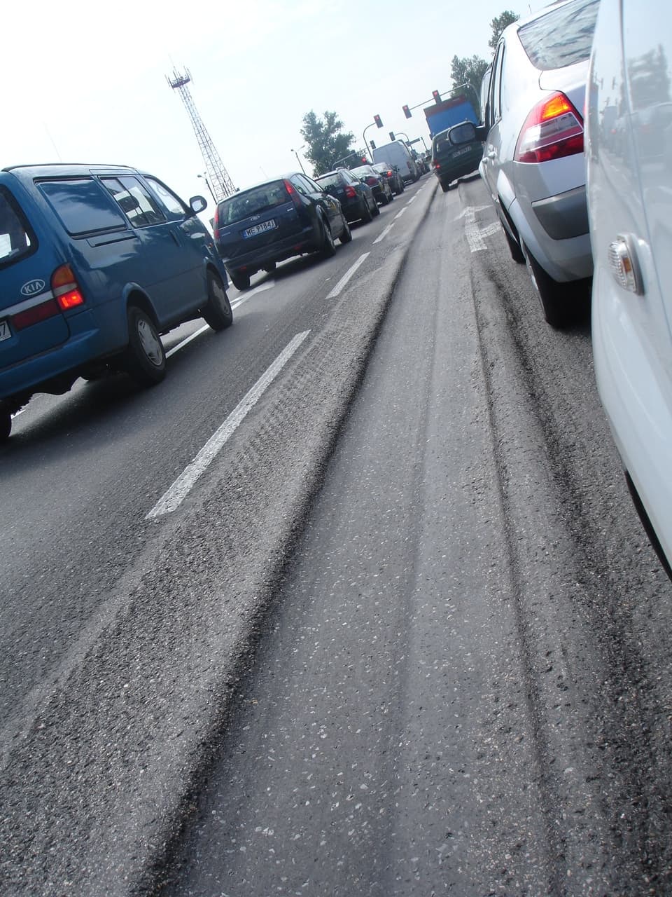Głębokie koleiny w nawierzchni asfaltowej na drodze krajowej DK1