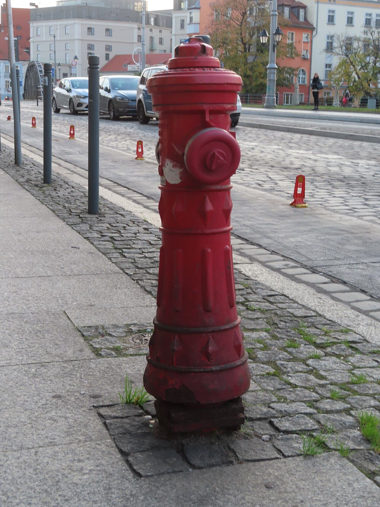 Czerwony hydrant nadziemny na placu Bema we Wrocławiu