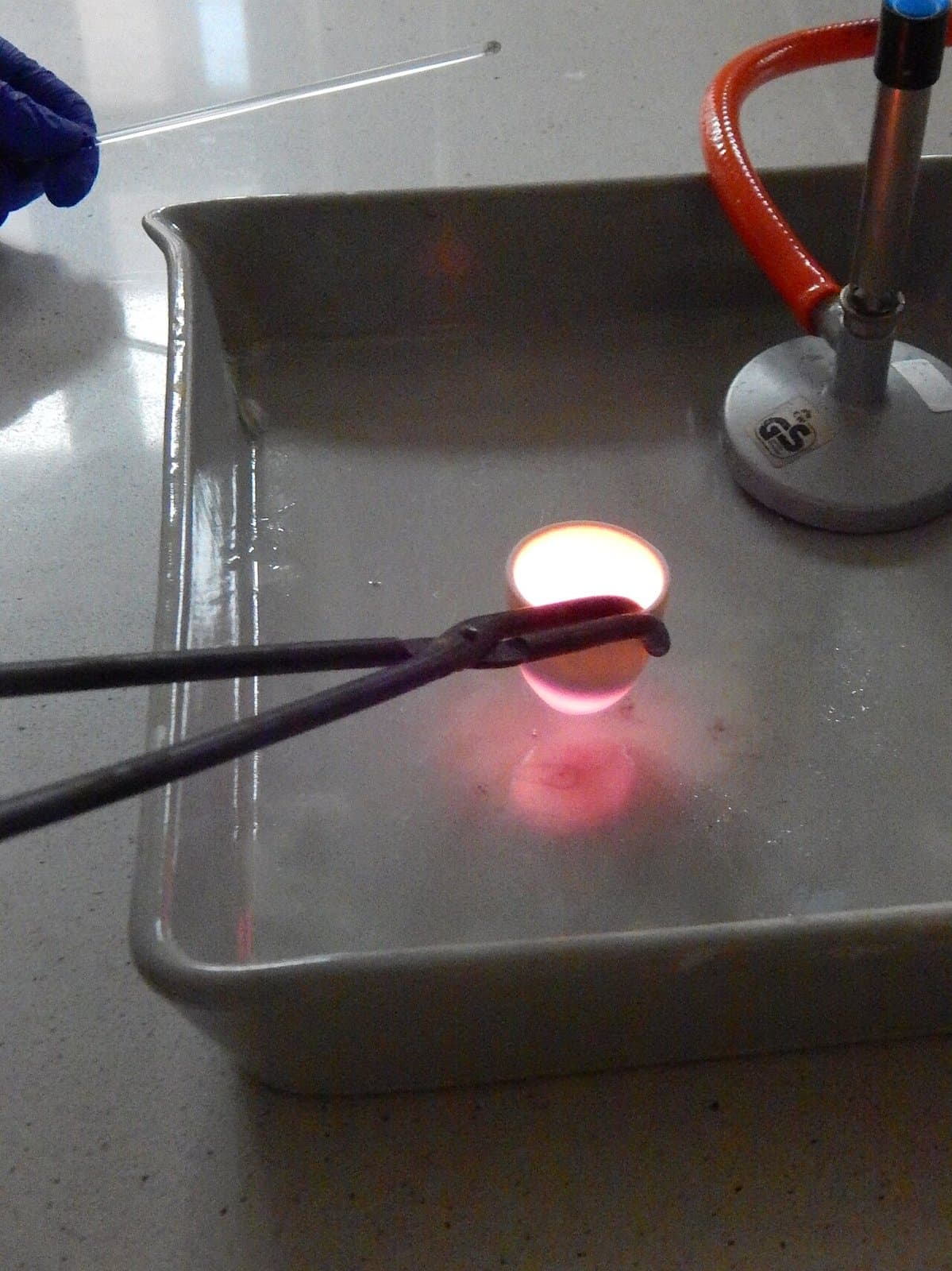 Intensywne białe światło spalającego się magnezu w tyglu laboratoryjnym