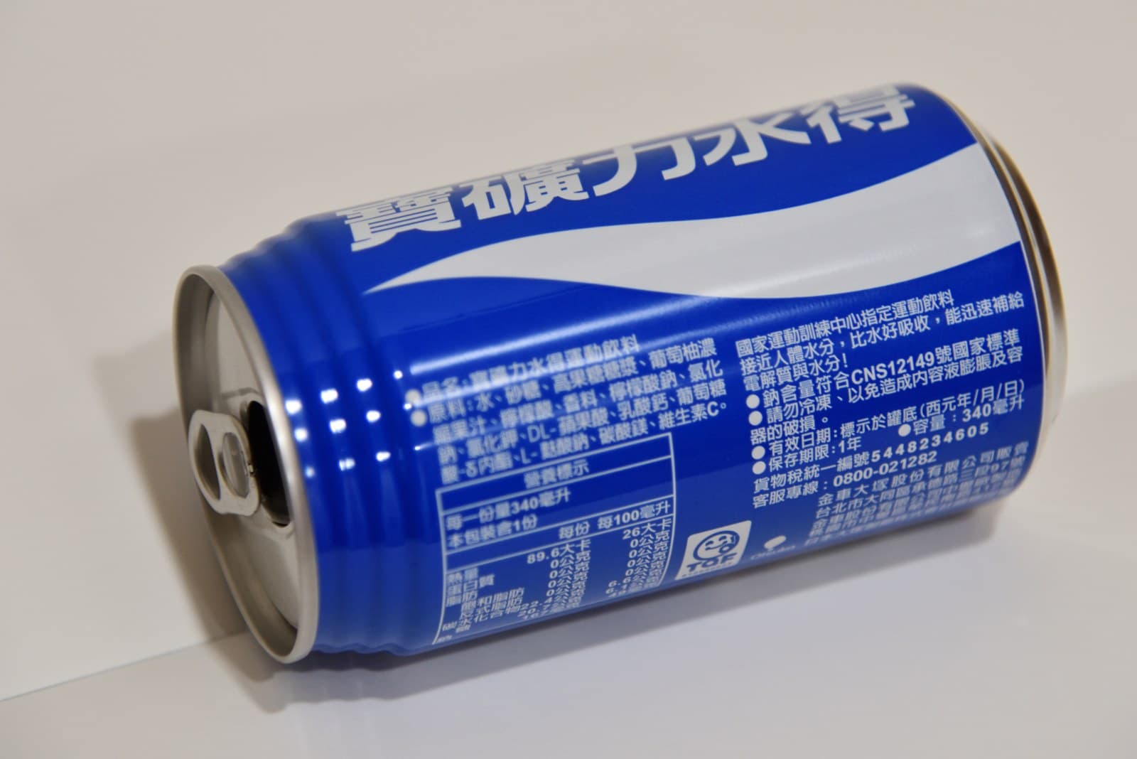 Otwarta aluminiowa puszka napoju z widocznym otworem i metalową krawędzią wieczka