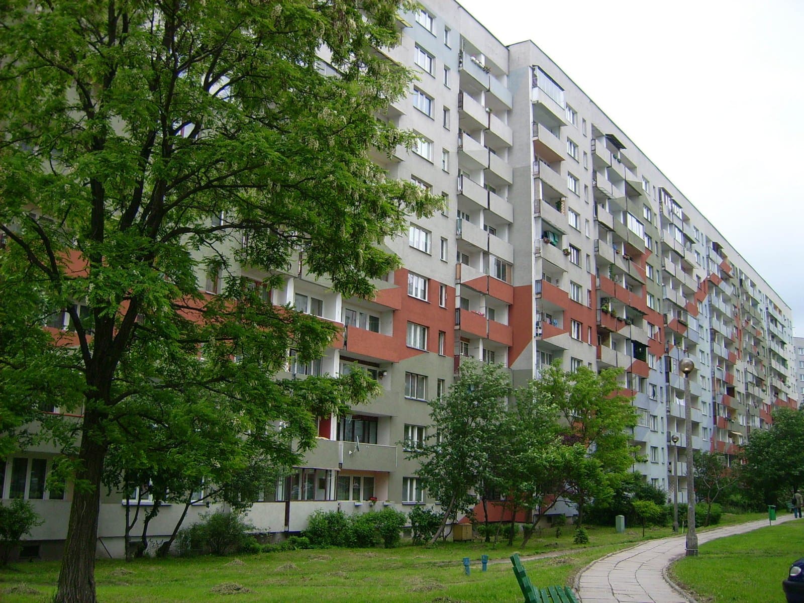 Blok mieszkalny z wielkiej płyty na osiedlu Piaski Nowe w Krakowie