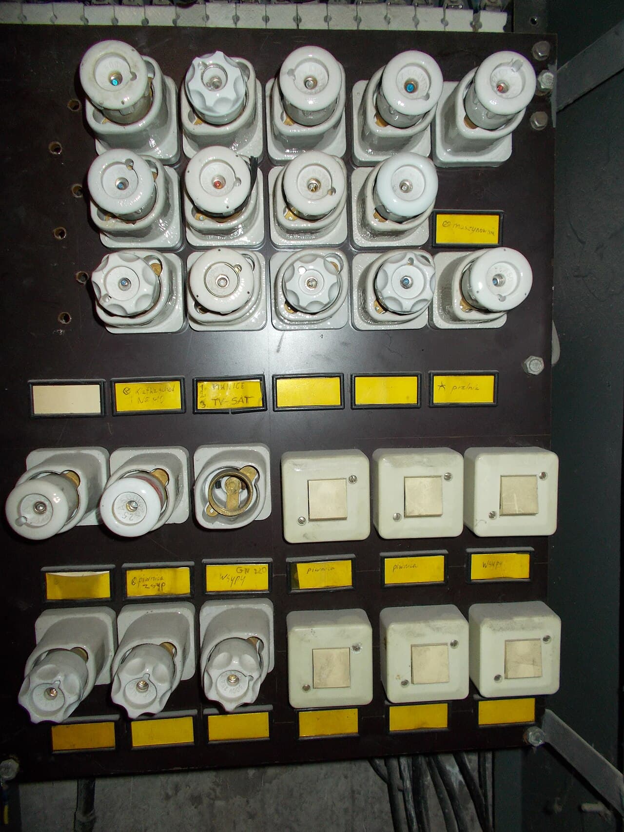 Otwarta tablicowa rozdzielnica elektryczna w budynku wielorodzinnym