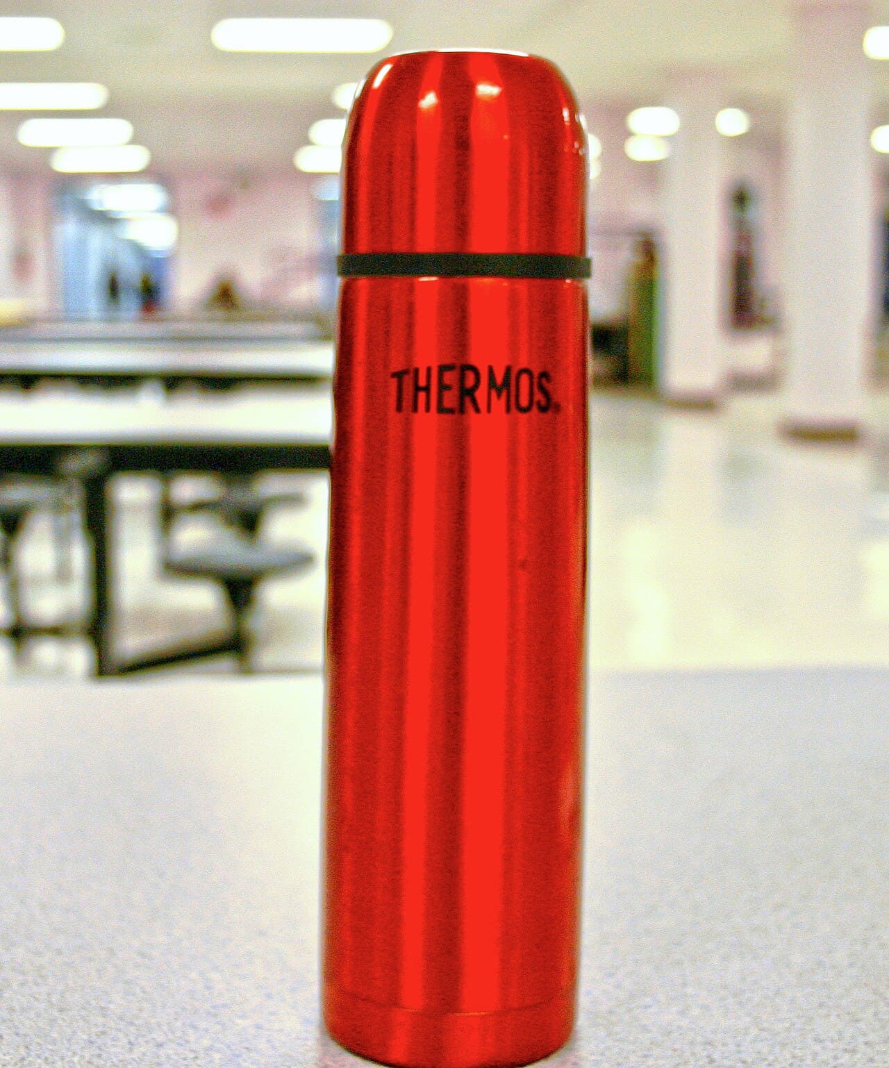 Klasyczny metalowy termos marki Thermos z kubkiem-zakrętką